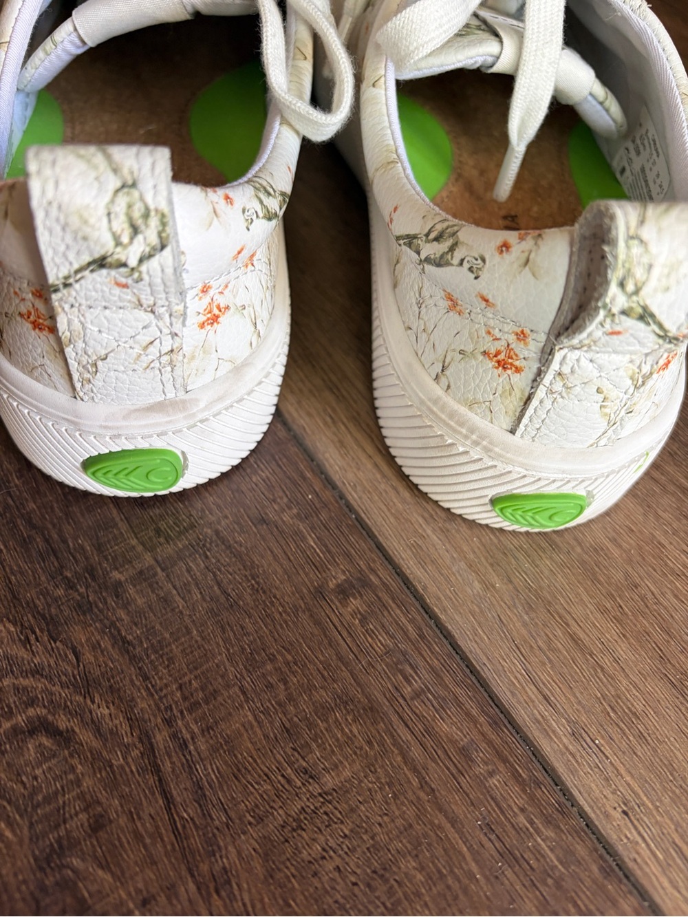 Cariuma OCA Low Pebbled Leather Floral Bird Print Sneakers - Women’s Size 8 - Picture 3 of 6